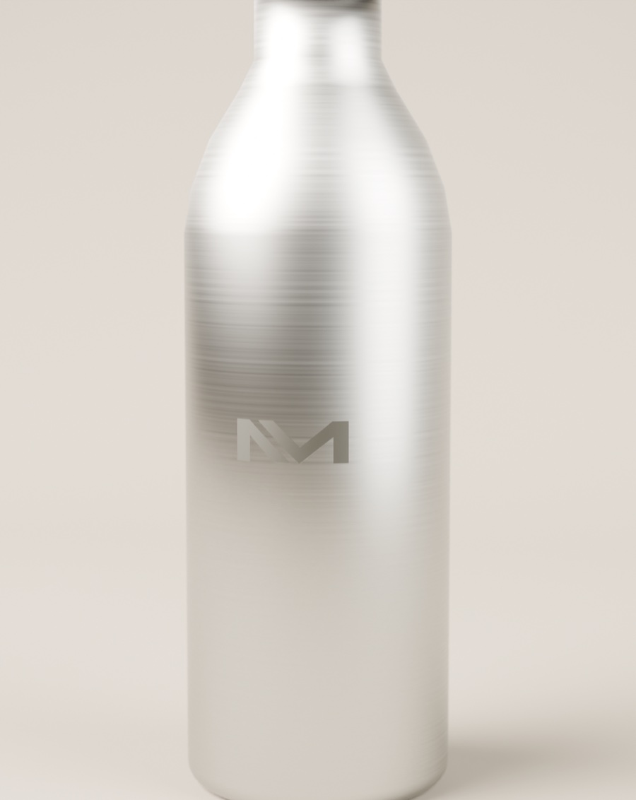 Monograma Nivenmark grabado con láser en el cuerpo de una botella de acero inoxidable cepillado.